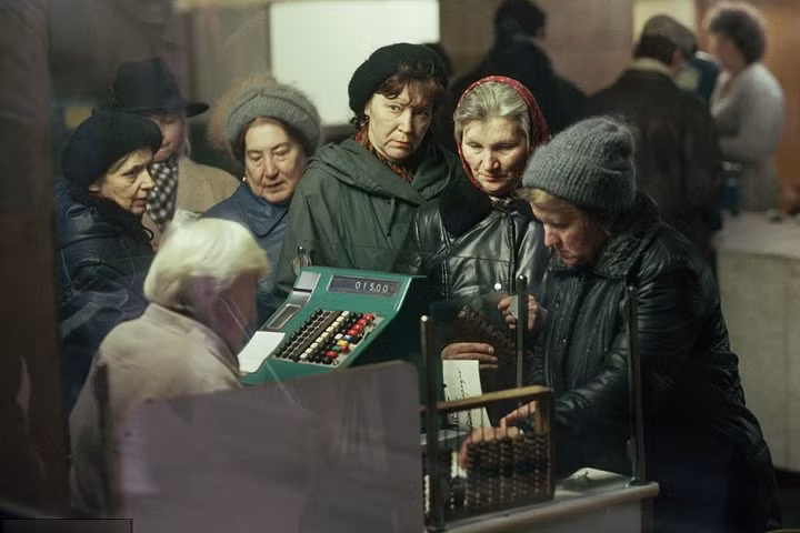 Quầy thu ngân tại một cửa hàng ở Moscow vào năm 1991, khi Liên Xô cận kề sự tan rã hoàn toàn.