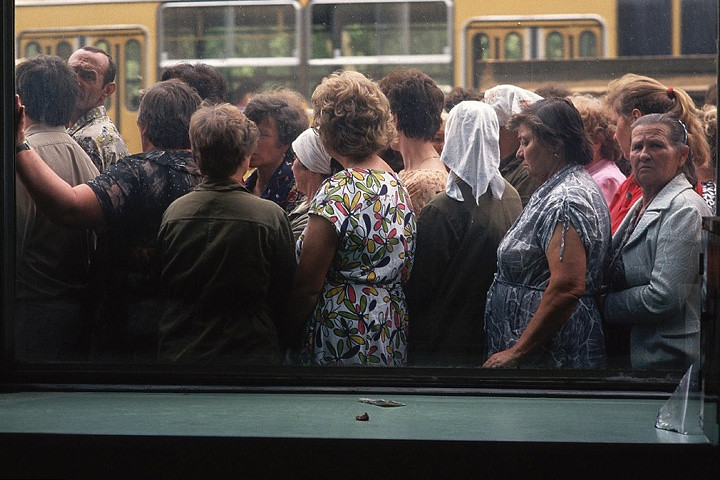 Người dân Nga xếp hàng dài để mua thực phẩm, sát một cửa kính.