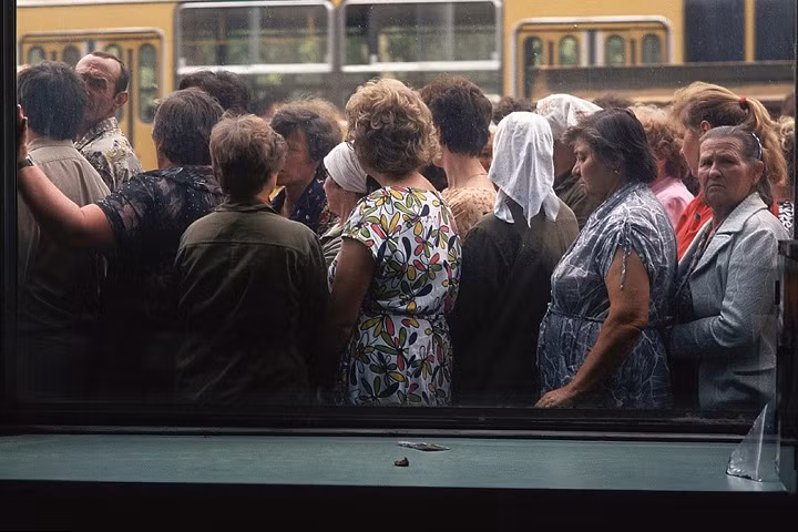 Người dân Nga xếp hàng dài để mua thực phẩm, sát một cửa kính.