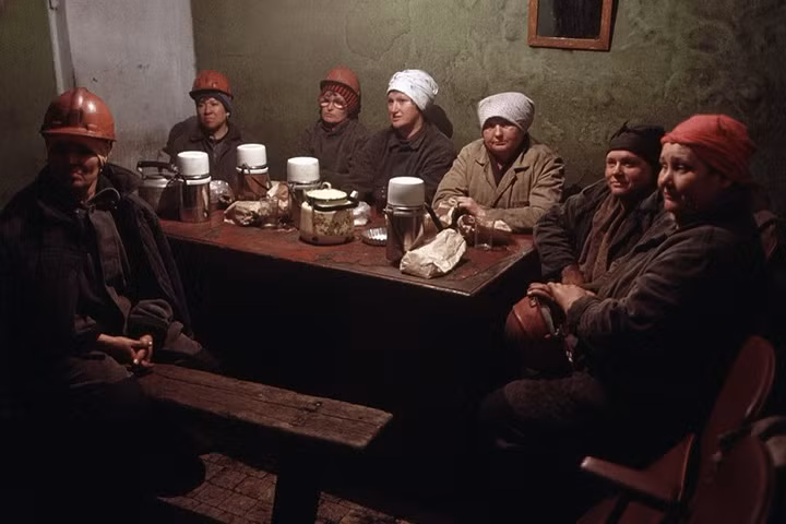 Phụ nữ Liên Xô thời kỳ này cũng tham gia công việc nặng nhọc nguy hiểm là khai thác mỏ.