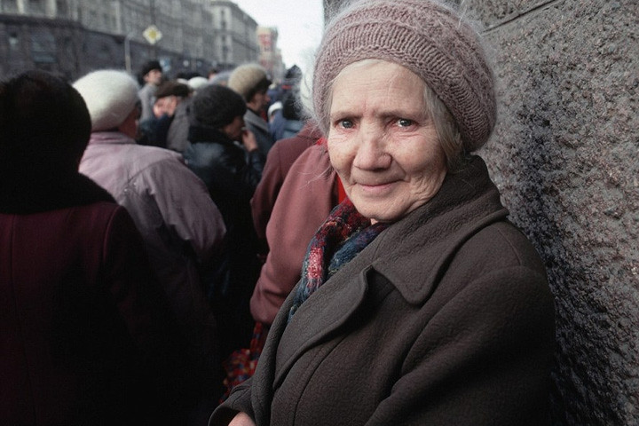 Phía cuối một hàng dài tại một khu chợ ở thủ đô Moscow.