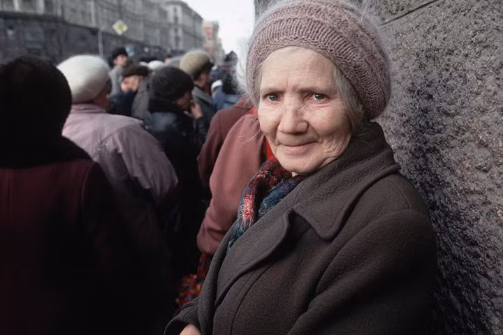 Phía cuối một hàng dài tại một khu chợ ở thủ đô Moscow.