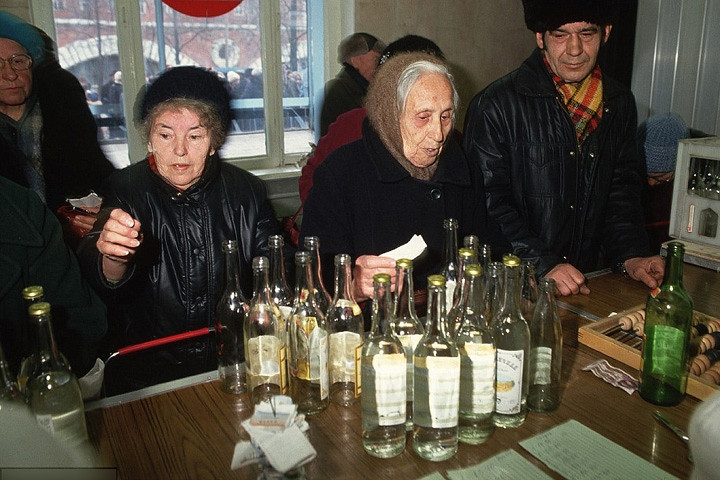 Kinh tế Liên Xô vào cuối thập niên 1980, đầu thập niên 1990 khủng hoảng nặng nề. Trong ảnh, các phụ nữ này đang đổi chai rượu vodka rỗng lấy tiền lẻ tại một điểm tái chế.