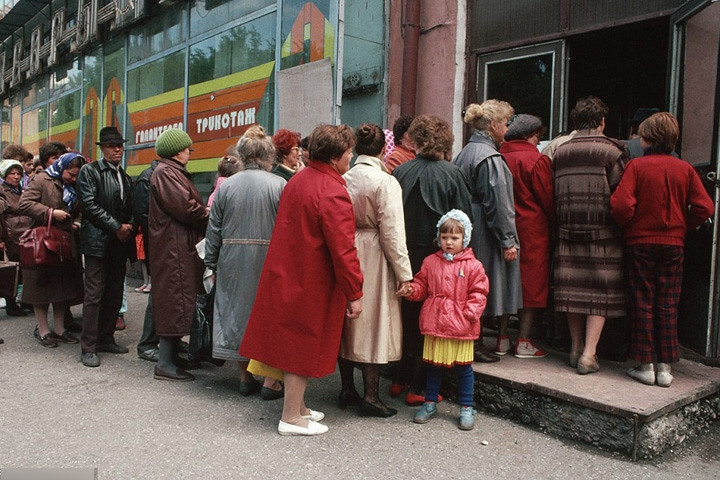 Người Siberia xếp hàng bên ngoài một cửa hàng ở Novokuznetsk, Nga, vào những năm cuối cùng của Liên Xô.