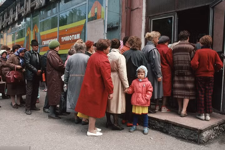 Người Siberia xếp hàng bên ngoài một cửa hàng ở Novokuznetsk, Nga, vào những năm cuối cùng của Liên Xô.