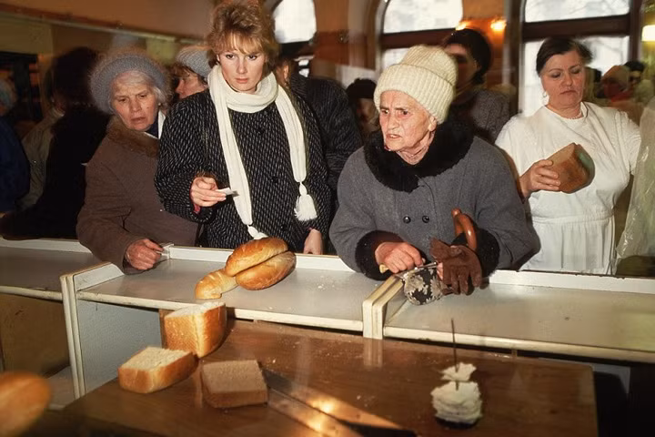 Công dân Nga xếp hàng để mua thực phẩm khan hiếm, vào tháng 11/1991, chỉ một tháng trước khi siêu cường Liên Xô sụp đổ.