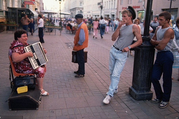 Chơi phong cầm rong trên phố Arbat ở Moscow, Nga, Liên Xô.