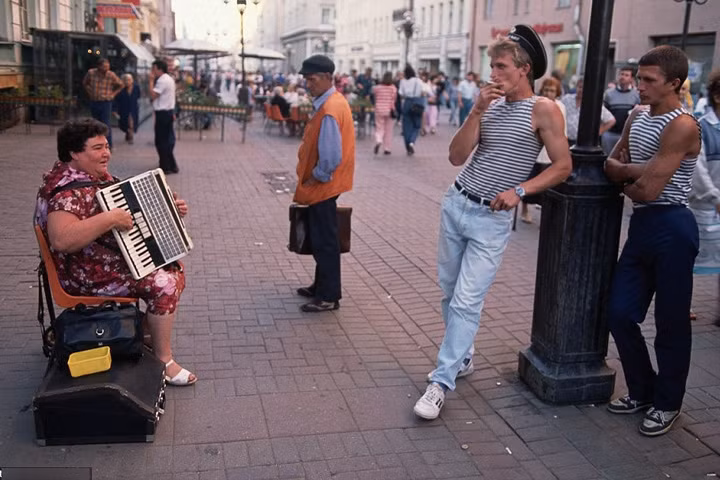 Chơi phong cầm rong trên phố Arbat ở Moscow, Nga, Liên Xô.