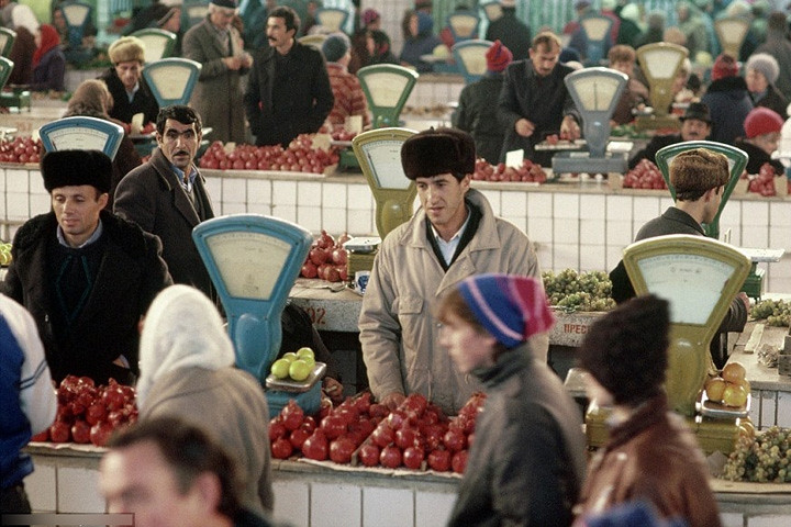 Người bán và kẻ mua tại chợ thực phẩm ở Kaluga vào tháng 11/1991. Liên Xô chính thức sụp đổ vào ngày 26/12/1991.