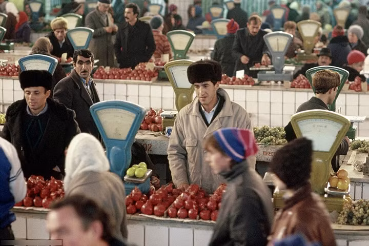 Người bán và kẻ mua tại chợ thực phẩm ở Kaluga vào tháng 11/1991. Liên Xô chính thức sụp đổ vào ngày 26/12/1991.