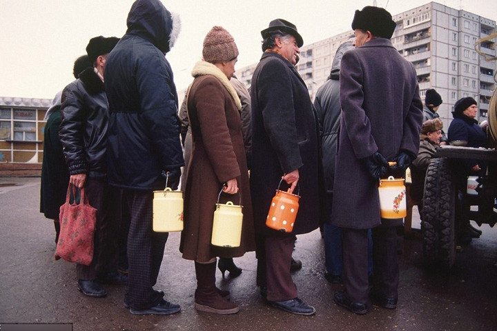 Người dân xếp hàng dài, tay xách cặp lồng dùng để đựng thức ăn ở Tula (Nga) vào tháng 11/1991.
