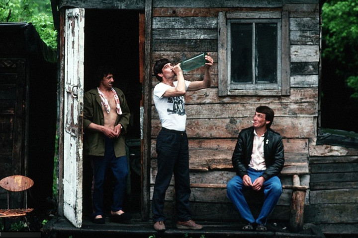 Uống rượu để quên sầu, quên đi những khó khăn hiện tại. Ảnh chụp ở thị trấn Novokuznetsk vào đầu thập niên 1990.