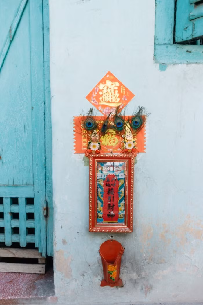 Mặc cho Sài Gòn ngoài kia thay đổi từng ngày, thời gian ở hẻm Hào Sĩ Phường dường như đứng yên. Những căn nhà ngót trăm năm tuổi, những con người cũ vẫn giữ nếp sống xưa, tạo ra một nét văn hóa khó trộn lẫn, pha tạp đầy cuốn hút.