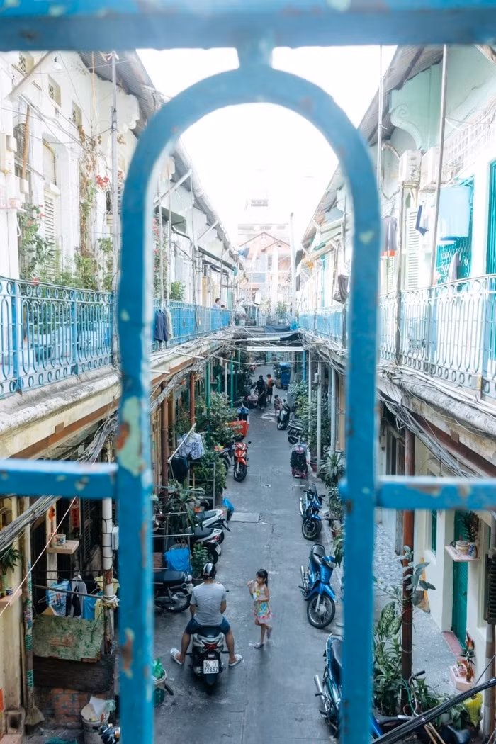 Con hẻm ngày nay đã trở nên thu hút hơn nhờ có nhiều góc "sống ảo". Nhiều người nhận xét nơi này như một "Hong Kong thu nhỏ" giữa lòng Sài Gòn bởi những nét kiến trúc hao hao như ở xứ cảng thơm.