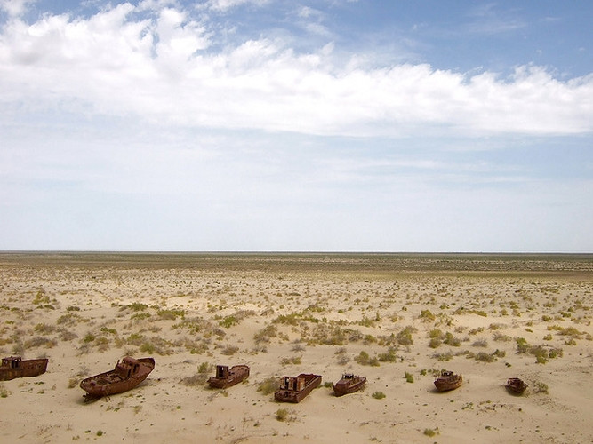 Moynaq, Uzbekistan: Moynaq từng là một thành phố cảng nhưng sau đó ngành công nghiệp sợi đã khiến nơi đây bị ô nhiễm và làm nhiều người chết. Hiện thành phố này chỉ còn một vài người Karakalpak sinh sống.