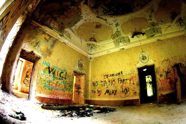 Biệt thự Di Vecchi, Hồ Como, Italy: Tòa dinh thự xa hoa và tuyệt đẹp này đã bị bỏ hoang từ những năm 1940 gắn với câu chuyện về một bá tước tự tử vì vợ bị giết hại và con gái mất tích.