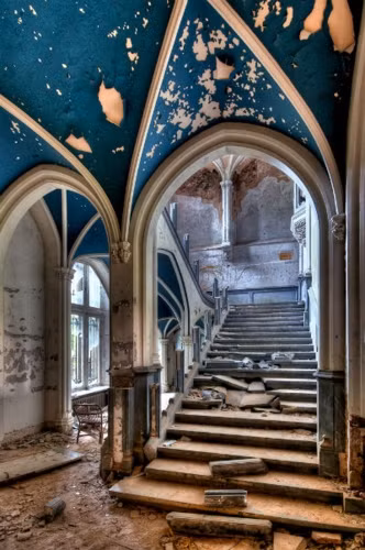 Lâu đài Noisy, Bỉ: Còn được biết đến với cái tên lâu đài Miranda, địa điểm này là nhà của một gia đình người Bỉ giàu có từng bị Đức Quốc xã bắt giữ. Sau đó lâu đài này trở thành nhà trẻ và bị bỏ hoang từ năm 1991. Trong dinh thự cổ này có nhiều đồ đạc cũ và những đường nét kiến trúc tuyệt đẹp.