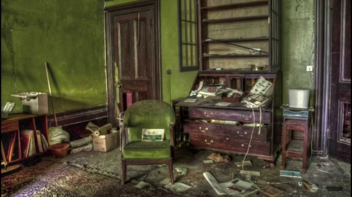 Berkyn Manor, Anh: Nhà thơ người Anh John Milton nổi tiếng với tác phẩm "Thiên đường đã mất" (Lost Paradise) từng sống trong căn nhà tồi tàn này. Người dân địa phương cho rằng căn nhà có thể đã bị ma ám và nó hầu như không được tu sửa gì từ năm 1987.