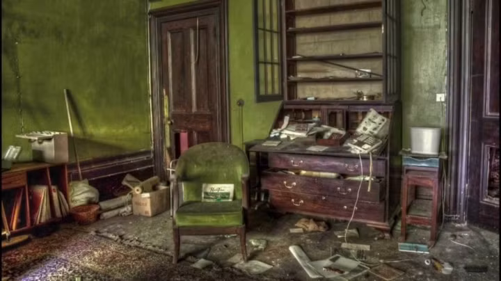 Berkyn Manor, Anh: Nhà thơ người Anh John Milton nổi tiếng với tác phẩm "Thiên đường đã mất" (Lost Paradise) từng sống trong căn nhà tồi tàn này. Người dân địa phương cho rằng căn nhà có thể đã bị ma ám và nó hầu như không được tu sửa gì từ năm 1987.