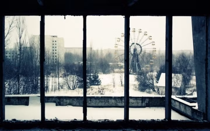Pripyat, Ukraine: Thị trấn Pripyat cách thủ đô Kiev 100 km nằm gần nhà máy điện hạt nhân Chernobyl. Thảm họa hạt nhân năm 1986 đã buộc hơn 28.000 người phải sơ tán khỏi thị trấn và biến vùng đất này thành vùng đất hoang không có người ở.