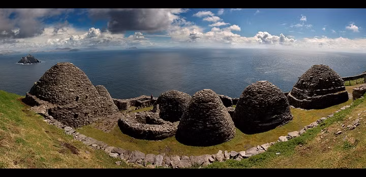Skellig Michael, Ireland: Là một địa điểm được UNESCO công nhận là Di sản thế giới, tu viện của hòn đảo xa xôi này bị bỏ hoang từ thế kỷ 12 khi các thầy tu chuyển vào đất liền.