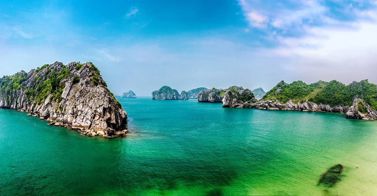 10. Cát Bà: Cát Bà là một hòn đảo vẫn giữ nguyên nét nguyên sơ thuộc quần thể thắng cảnh Vịnh Hạ Long. Một nửa của đảo Cát Bà là công viên Quốc gia, Rough Guides đã mô tả nó như là "một thiên đường cho những ai đến đây để đi lang thang, leo núi và chèo thuyền kayak". Bên cạnh đó, các vùng biển và rạn san hô được bảo vệ rất nghiêm ngặt.