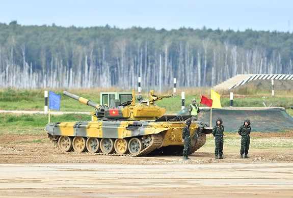 15h chiều 28/8 theo giờ Việt Nam, kíp lái số 2 của Đội tuyển xe tăng Việt Nam bước vào trận thứ 2 của bảng 2 cuộc thi Xe tăng hành tiến - Tank Biathlon trong khuôn khổ Army Games 2020 với các đối thủ Nam Ossetia, Myanmar và Qatar. Kíp xe tăng số 2 gồm: Đại úy Vũ Bá Trọng, vị trí trưởng xe; Thượng úy QNCN Trần Ngọc Bình. vị trí pháo thủ Trung úy QNCN Nguyễn Quốc Tuấn, vị trí lái xe - Ảnh: QĐND.