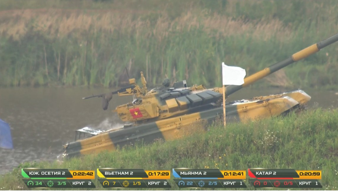 Bắt đầu trận đấu, “chiến mã” màu vàng của Đội tuyển Xe tăng QĐND Việt Nam khởi động lượt thi đấu khá tốt, nhanh chóng vượt chướng ngại vật và tiến về khu vực bắn.