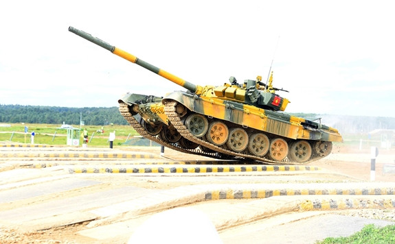 Do đêm hôm trước trời mưa, đường trơn, lầy lội nên trong quá trình thực hiện các vòng đua, kíp xe số 2 của đội tuyển Việt Nam cũng mắc một số lỗi nhỏ như: chạm 1 cọc an toàn; xe tăng bị tụt đà khi leo vật cản dốc cao... - Ảnh: QĐND.