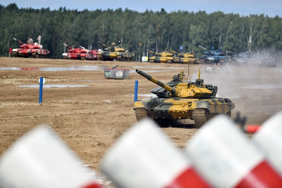 Ngay sau khi thực hiện bắn 3 mục tiêu trên, xe tăng QĐND Việt Nam chạy vòng 2, tiếp tục vượt qua các chướng ngại vật để đến khu vực bắn tiếp the - Ảnh: QĐND.