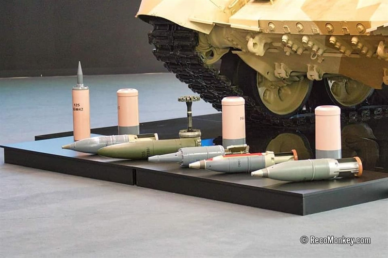 Đặc biệt, giáp ở cạnh tháp pháo đã được tăng cường. Trước đây, khu vực này là nơi đặt thùng đạn bên ngoài của T-90 và không được trang bị giáp phản ứng nổ. Ngoài ra, một số hệ thống điện tử bên trong xe cũng đã được thay đổi để tối ưu khả năng chiến đấu cho phiên bản T-90MS này.