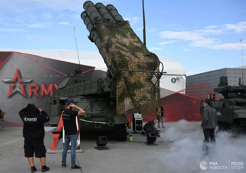 Cũng như những lần tổ chức trước đó, loạt vũ khí mới cũng được ưu tiên giới thiệu trong Army 2020, trong đó có hệ thống Antey-4000, hệ thống Buk-M3, xe bọc thép, pháo phòng không, tiêm kích Su-57, phiên bản mới xe tăng T-90MS cùng hàng loạt vũ khí khác.