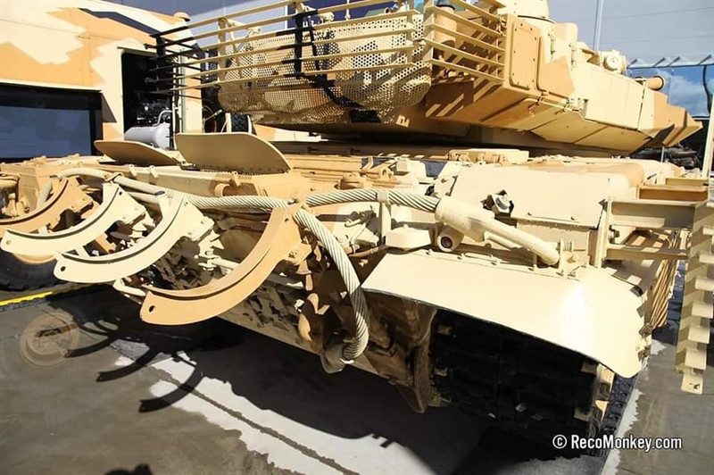 Khác biệt dễ nhận thấy nhất của T-90MS so với các phiên bản trước đó đó là hệ thống đèn gây nhiễu đã được bỏ đi mặc dù hệ thống phòng vệ Shtora vẫn tiếp tục được sử dụng. Giới quân sự cho rằng, hệ thống đèn gây nhiễu trước đây trên T-90 chỉ có tác dụng với tên lửa chống tăng đời cũ và không hiệu quả trước các loại tên lửa bắn và quên đời mới nên đã bị lược bỏ.