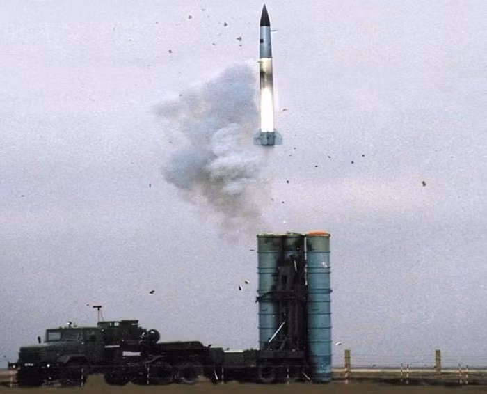 “Tại vùng Astrakhan của Nga, một quả tên lửa đánh chặn của hệ thống phòng không tầm xa S-400 Triumf đã bị rơi trong khuôn khổ hội thao quốc tế. Sự kiện đã được ghi lại bởi nhiếp ảnh gia của Cơ quan Ảnh Báo chí Châu Âu (EPA) Yuri Kochetkov".