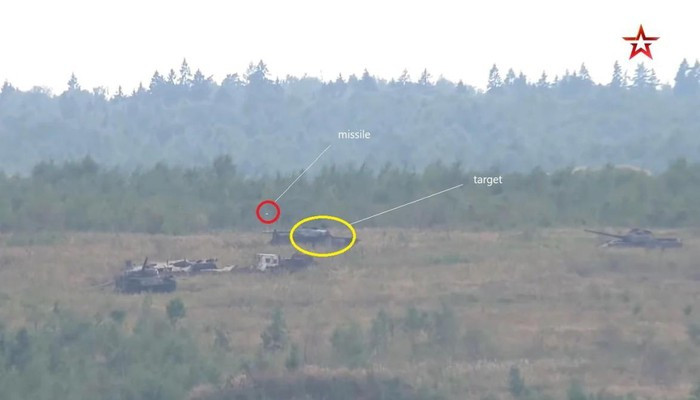 Đầu tiên là màn trình diễn của các xe tăng chiến đấu chủ lực trong lễ khai mạc Army 2020 tại thao trường Alanino, những chiến xa T-80BVM và T-90A đã phóng hỏng tới 8 trên 16 quả tên lửa chống tăng, chưa kể vô số phát đạn pháo đi chệch mục tiêu.