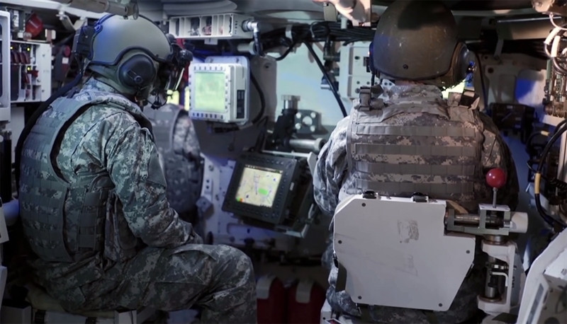 Thiết bị độc đáo này giúp binh lính quan sát toàn cảnh chiến trường một cách dễ dàng. Iron Vision cung cấp cho người nhìn hình ảnh màu với độ phân giải cao trong mọi điều kiện thời tiết.