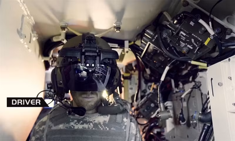 Bên trong mũ có các cảm biến để kết nối với não của người đội. Bên ngoài xe được lắp một trạm cảm biến tìm kiếm và chỉ thị mục tiêu quang-hồng ngoại kết nối với mũ bảo hiểm.