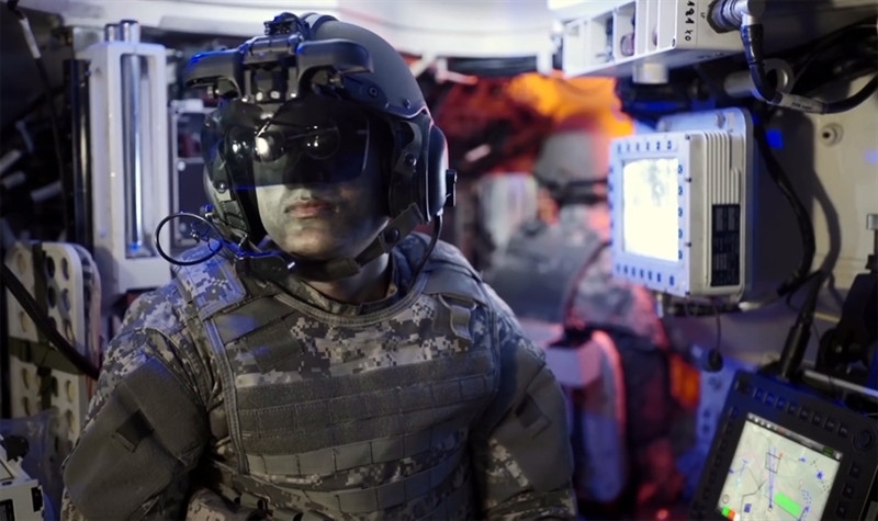 Trạm cảm biến bên ngoài sẽ quay theo cử động đầu giúp người đội có ngay hình ảnh theo hướng nhìn của họ. Tấm kính che trước mắt người đội là một màn hình hiển thị hình ảnh thu được từ cảm biến bên ngoài.