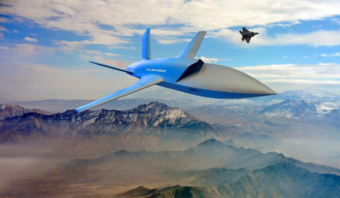 Chiếc UAV tàng hình có chiều dài 9,14 m này sở hữu tầm hoạt động lên đến hơn 4.800 km, nó có thể mang tải trọng vũ khí 272 kg, bao gồm bom và tên lửa đường kính nhỏ.