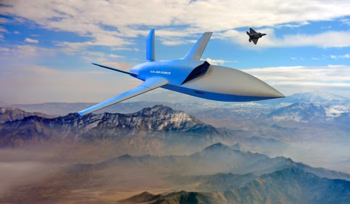 Chiếc UAV tàng hình có chiều dài 9,14 m này sở hữu tầm hoạt động lên đến hơn 4.800 km, nó có thể mang tải trọng vũ khí 272 kg, bao gồm bom và tên lửa đường kính nhỏ.