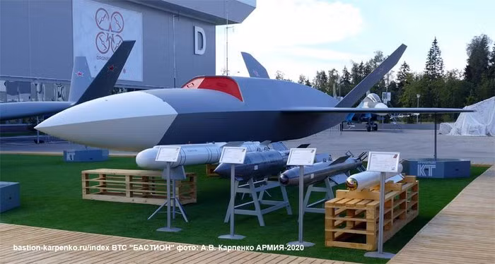 Theo các nhà phân tích, máy bay chiến đấu không người lái tàng hình Grom của Nga rõ ràng là một bản sao từ chiếc XQ-58A Valkyrie của Kratos với một số cải tiến, sửa đổi.