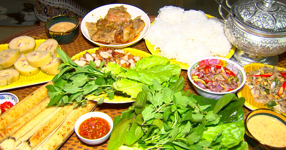 Anh Nguyễn Trường Sơn (du khách đến từ Thừa Thiên – Huế) trong một dịp đến Đắk Lắk vào Tết Nguyên đán, may mắn ghé ăn bữa cơm của người Lào kể lại: “Tôi thật sự ấn tượng với cách đón Tết cổ truyền của người Lào ở Đắk Lắk. Mâm cơm của họ được bày biện đẹp mắt khiến cho khách cảm nhận được hương vị của tình thân, gần gũi, bình dị, mộc mạc và rất đỗi ấm cúng. Thức ăn do người Lào chế biến cũng khá hợp khẩu vị của người Việt, rất đậm đà”.