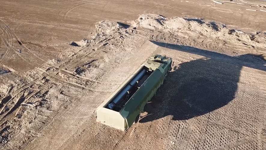 Hình ảnh khoang chứa ống phóng TPS chứa đạn tên lửa trên K-300P được mở ra hoàn toàn tự động từ trạng thái hành quân sang sẵn sàng chiến đấu. Mỗi xe phóng di động K-340P có tổ đội chiến đấu gồm 3 binh sĩ - Nguồn: Bộ Quốc phòng Nga.