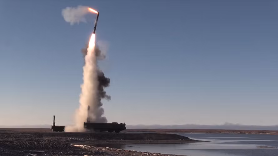 Đạn tên lửa P-800 Oniks khai hỏa từ tổ hợp phóng di động K-340P. Tên lửa P-800 Oniks (tên gọi cho phiên bản xuất khẩu là Yakhont) được đánh giá là một trong những sát thủ chống hạm đáng sợ nhất hiện nay - Nguồn: Bộ Quốc phòng Nga.