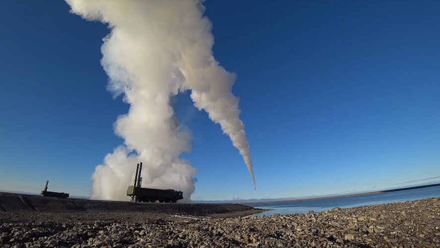 Tên lửa P-800 được bắn đi từ tổ hợp phòng thủ tên lửa bờ biển K-300P - Nguồn: Bộ Quốc phòng Nga.