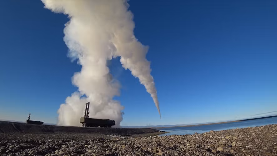 Tên lửa P-800 được bắn đi từ tổ hợp phòng thủ tên lửa bờ biển K-300P - Nguồn: Bộ Quốc phòng Nga.