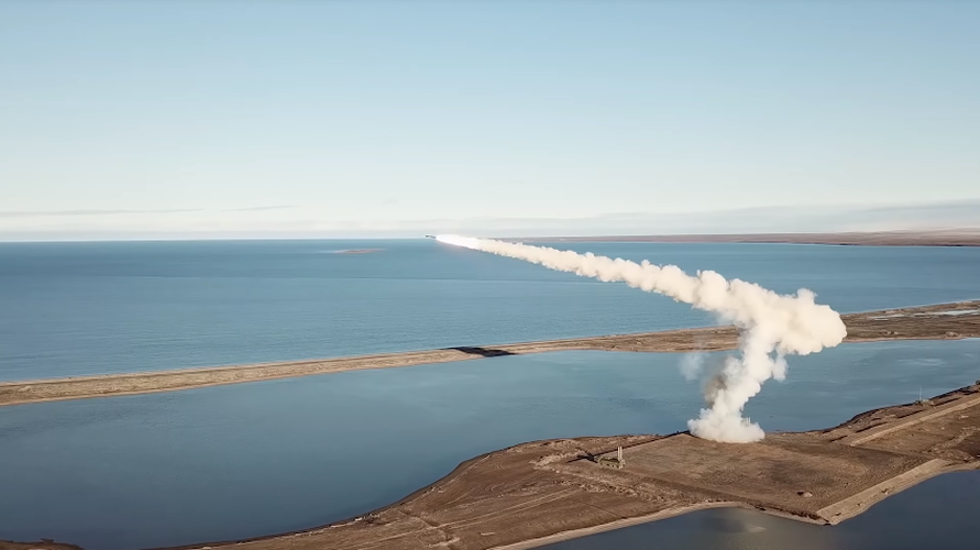 Công nghệ trang bị cho tên lửa hành trình P-800 cũng khá tối tân như động cơ phản lực tĩnh dòng thẳng siêu âm cho phép đạt tốc độ gấp 2.5 lần vận tốc âm thanh khiến đối phương rất khó đưa ra phản ứng kịp thời và nó gần như không thể bị đánh chặn - Nguồn: Bộ Quốc phòng Nga.