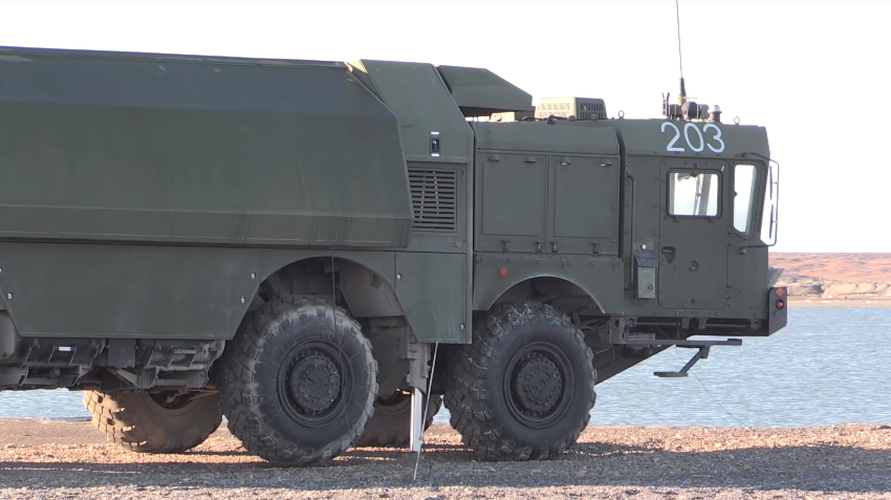 Đi kèm bốn xe phóng di động động K-340P còn có bốn xe tải đạn K-342P TZM (trên khung xe MZKT-7930) được trang bị cần cẩu có trọng tải 5.9 tấn dùng để tiếp đạn cho K-340P - Nguồn: Bộ Quốc phòng Nga.