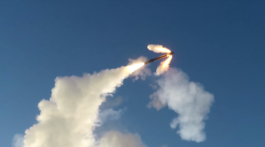 Ở cự ly 60-80 km cách mục tiêu, radar của tên lửa sẽ được bật lên để tìm kiếm. Khi mục tiêu đã được xác định, ở khoảng cách 25-30 km, radar sẽ ngừng phát sóng và hoạt động ở chế độ thụ động - Nguồn: Bộ Quốc phòng Nga.