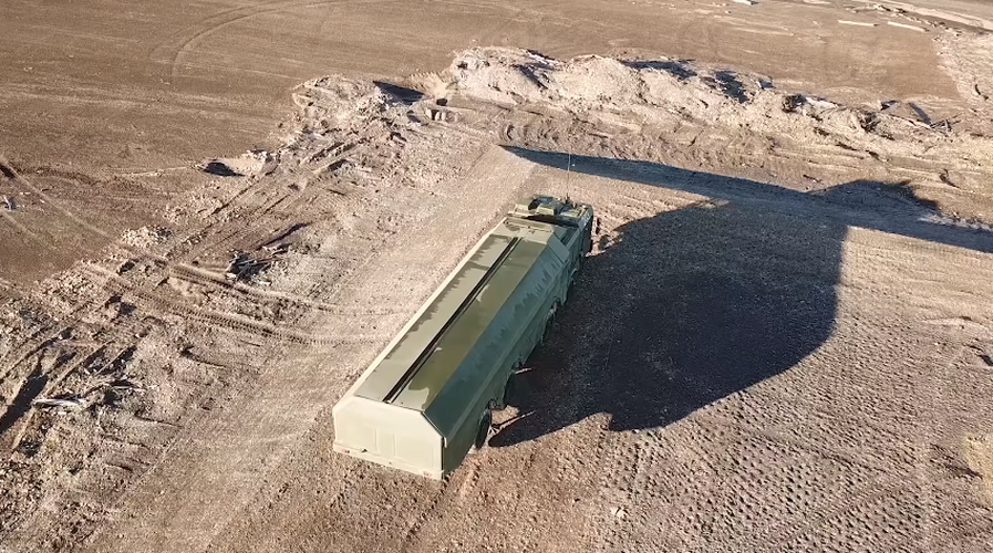 Theo các nguồn tin không chính thức, Việt Nam chính thức nhận các tổ hợp tên lửa phòng thủ bờ K-300P Bastion-P từ Nga vào năm 2011 và được biên chế cho các lữ đoàn tên lửa thuộc Quân chủng Hải quân thực hiện nhiệm vụ bảo vệ vững chắc chủ quyền biển, đảo của Tổ quốc. Ảnh: Tổ hợp tên lửa phòng thủ bờ biển K-300P Bastion-P của Hải quân Nga bắn thử nghiệm bên bờ biển Arctic - Nguồn: Bộ Quốc phòng Nga.